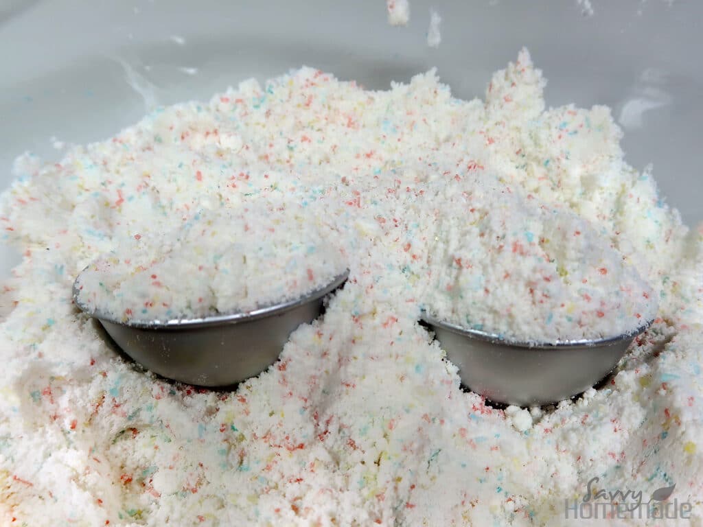 Fill the bath bomb molds