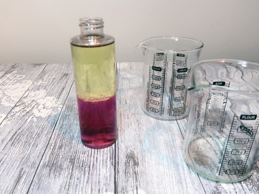 Add the dyed water part