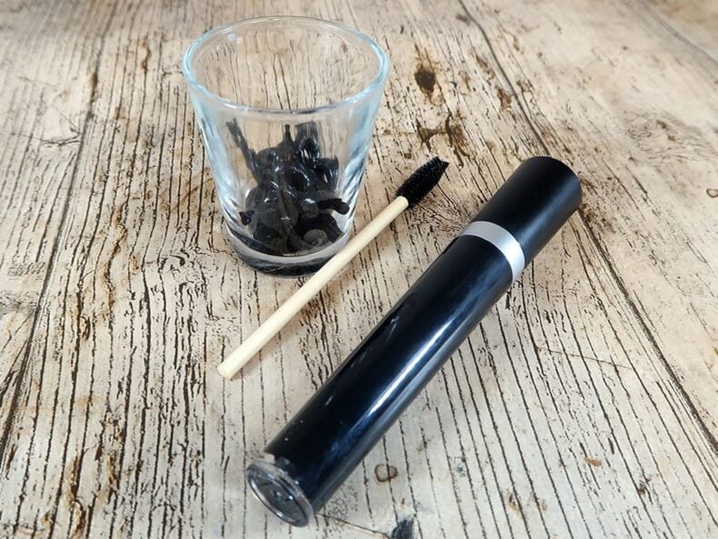 A DIY natural mascara