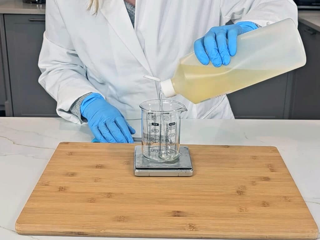 Place the shampoo base into a glass beaker