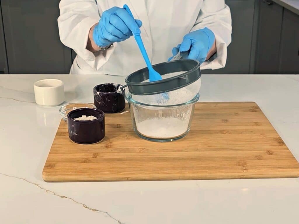 Sift the baking soda and arrowroot, ground oats, and cinnamon powder in a bowl and mix it well.