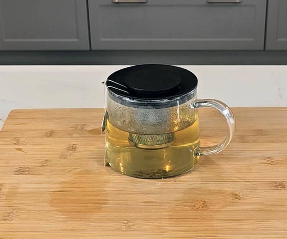 The green tea is left to infuse witht he lid on.