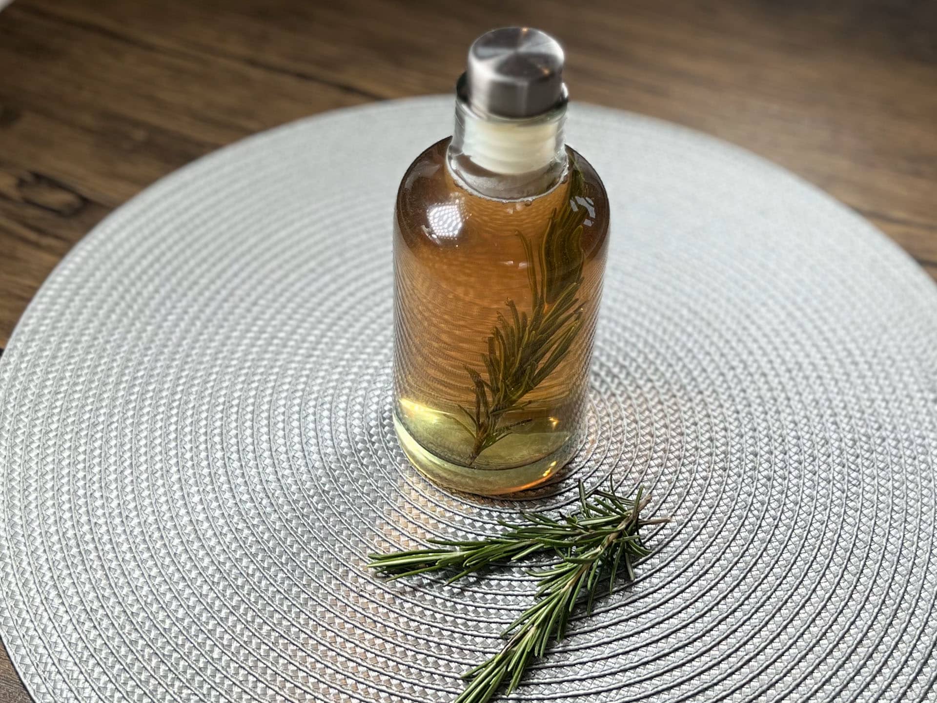 diy romsemary water hair rinse feature