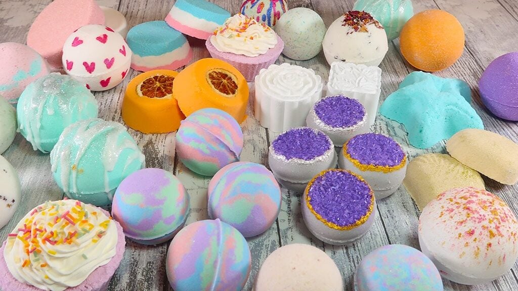 lots of DIY bath bombs