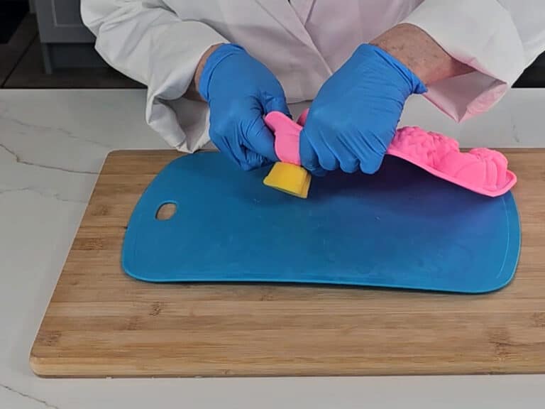 The mixture has hardened in the fridge and we can remove it from the mold