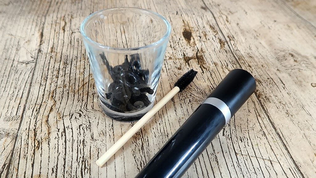 A DIY natural mascara