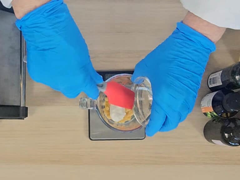 The solid lipids are weighed into a heatproof container The solid lipids are weighed into a heatproof container