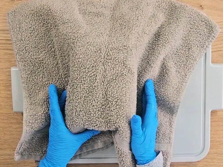 The soap is insulated with an old towel The soap is insulated with an old towel