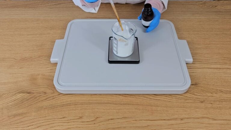 Add the vitamin E first and stir well. Add the vitamin E first and stir well.