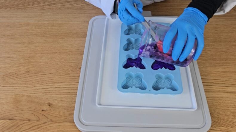 Pour the oils into the mold