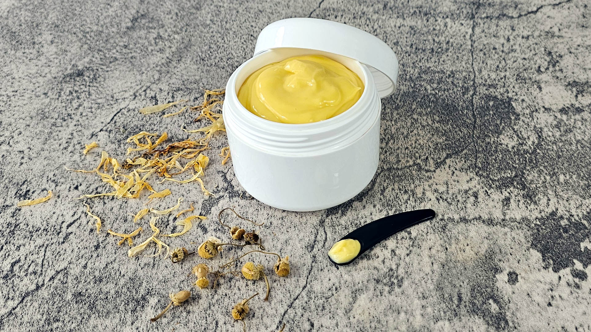 Homemade Body Cream Recipe (Natural, Light & Creamy) Homemade Body Cream Recipe (Natural, Light & Creamy)